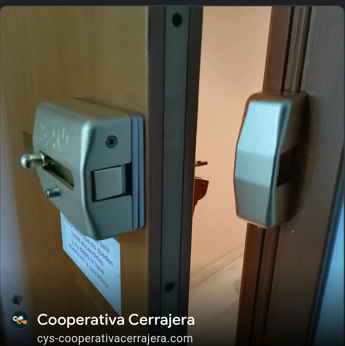 Cerrojo de seguridad SAG instalado en una puerta en Valencia por Cooperativa Cerrajera
