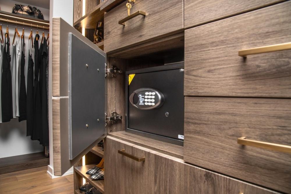 Caja fuerte electrónica instalada en el interior de un mueble